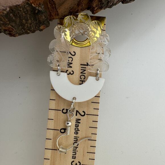 White Scalloped Dangle Earrings Acrylic Lace Engraved - Picture 3 of 3